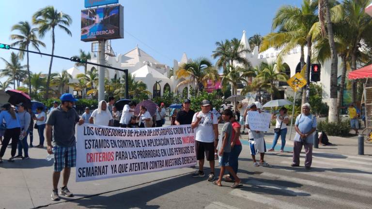 Vendedores de playa se manifiestan contra criterio de permisos de Semarnat