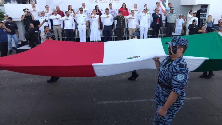 Desfile conmemorativo a la Revolución Mexicana en el malecón de Mazatlán.