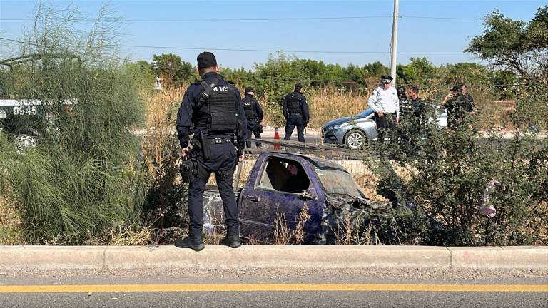 Reportan volcadura de camioneta de trabajo por La Costerita casi con Geovanny Zamudio; el chofer está grave