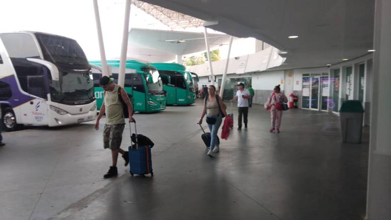 En las terminales de autobuses el servicio hacia Culiacán desde Mazatlán se ha normalizado.