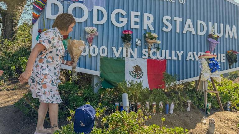 Aficionados muestran sus condolencias en Dodger Stadium.