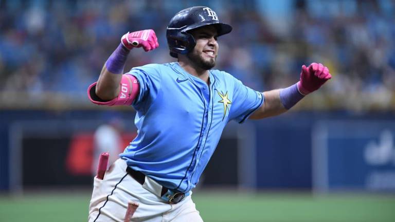 Jonathan Aranda se volvió a volar la cerca y Rays sacan las escobas contra Azulejos