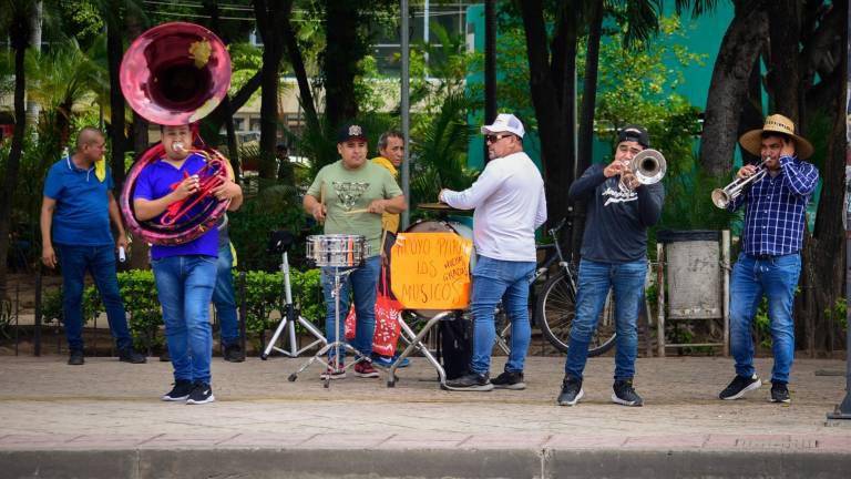 Algunos músicos tocan en cruceros viales de Mazatlán ante la falta de turismo