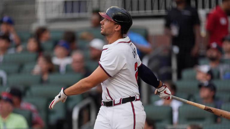 Arcia, Riley, Olson se vuelan la cerca en triunfo de Bravos sobre Marlins