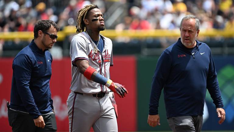 Ronald Acuña Jr. sale lesionado.