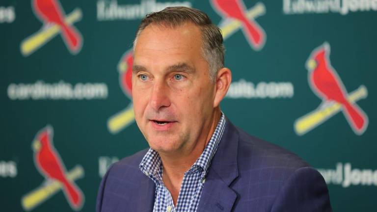 John Mozeliak podría permanecer en su cargo con los Cardenales de San Luis.