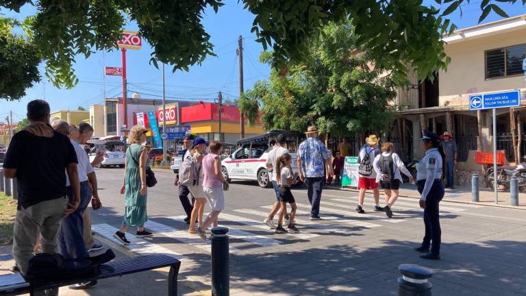 Turistas que llegaron a bordo de dos cruceros inician su recorrido por Mazatlán.