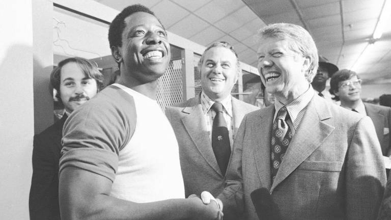 El ex presidente Jimmy Carter, junto al legendario jonronero Hank Aaron.