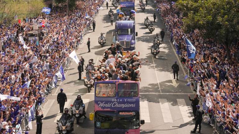 Dodgers saluda a la afición que se agolpó al paso del desfile.