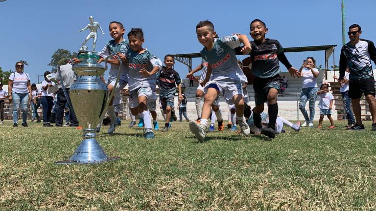 Los mazatlecos llenos de júbilo celebran su título.