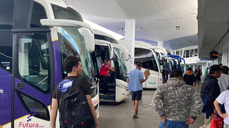 Corridas de autobuses de Mazatlán a Culiacán se reanudan sólo en algunas centrales tras bloqueos en la Maxipista