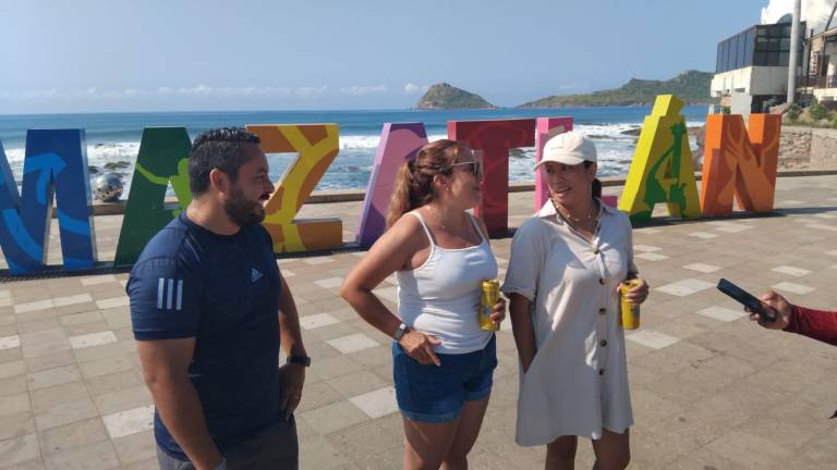 Turistas de México recorren las playas de Mazatlán.