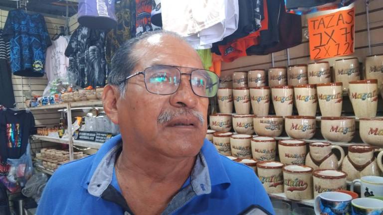 Con ventas de apenas un 20% se mantienen vendedores de productos turísticos en Mazatlán