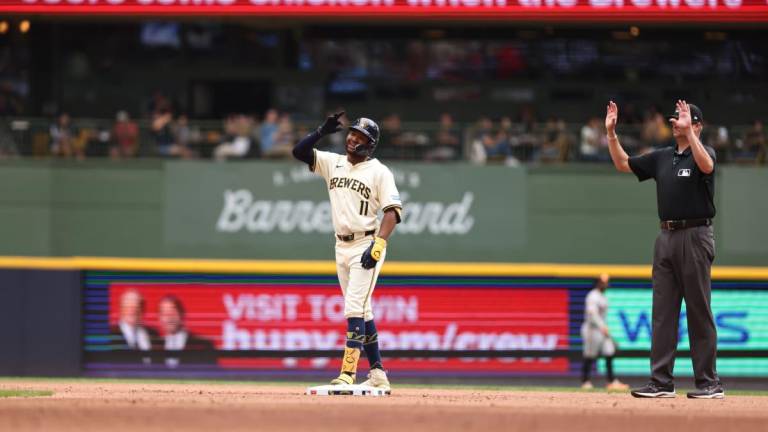 Chourio remolca dos carreras y Milwaukee se lleva la serie contra Gigantes