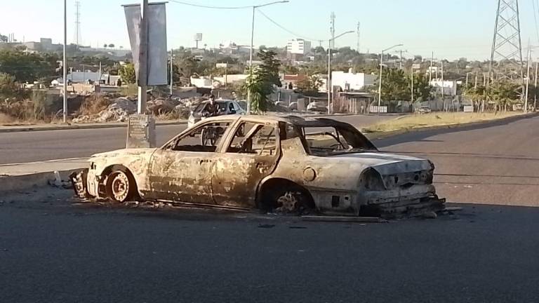 Uno de los vehículos incendiados dejado en una de las avenidas de Culiacán.