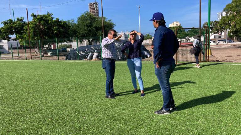 Recorrido de autoridades por los trabajos de rehabilitación de la Unidad Deportiva Sahop, en Mazatlán.