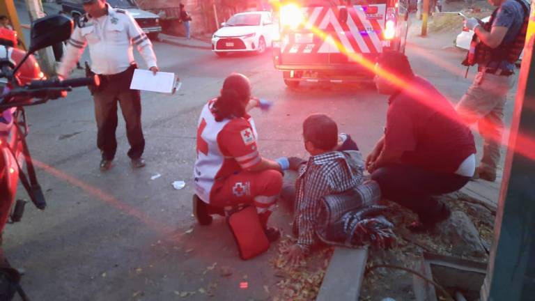 El accidente se registró cuando el adulto mayor viajaba por la calle Girasol y se cayó de la moto.