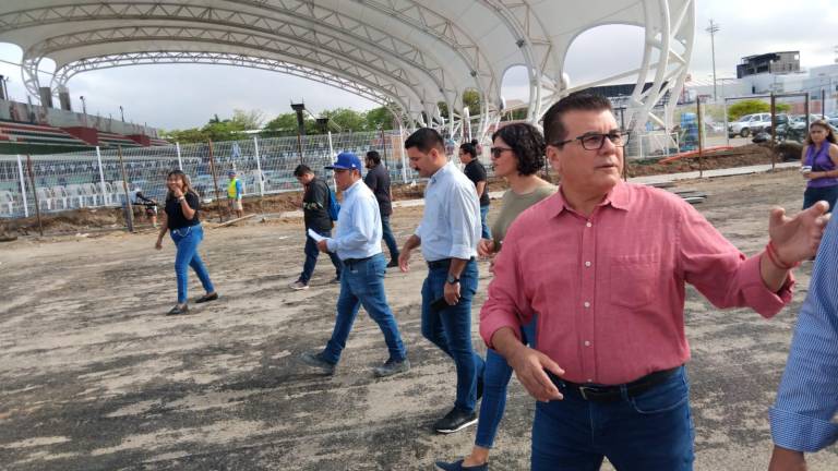 El Édgar González Zataráin supervisa los trabajos en la cancha de futbol en la Unidad Sahop.