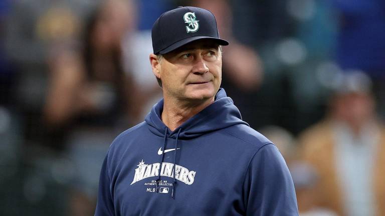 Scott Servais es cortado por Marineros.