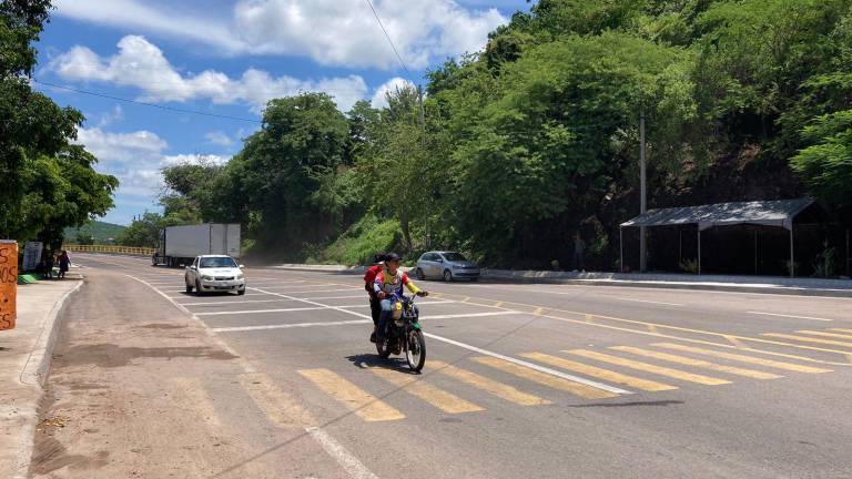 Ya hay paso por la carretera libre, luego de que fue bloqueado por vecinos a la altura de El Puente de El Quelite.