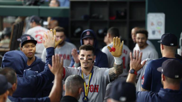 Jarren Duran es felicitado por su cuadrangular.