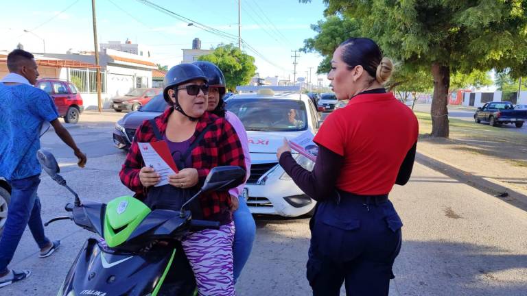 Personal de Protección Civil de Mazatlán reparte folletos sobre los riesgos que causa la pirotecnia.