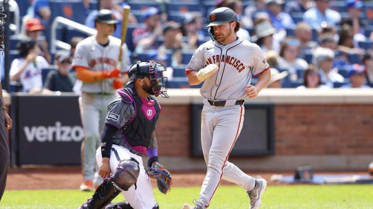 Gigantes remontan ante bullpen de Mets para ganar en 10 entradas