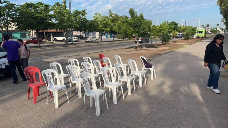 Afuera de las instalaciones de la UAS en Los Mochis un maestro buscaba mantener las clases con sus alumnos.