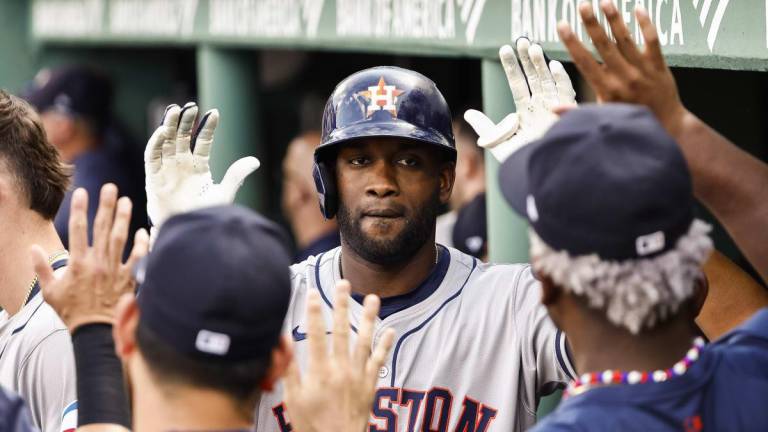 Yordan suena dos jonrones y Astros vencen por la mínima a Boston