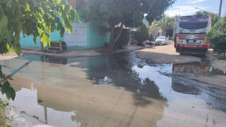 Aguas negras recorren las calles de Santa Teresa, en Mazatlán