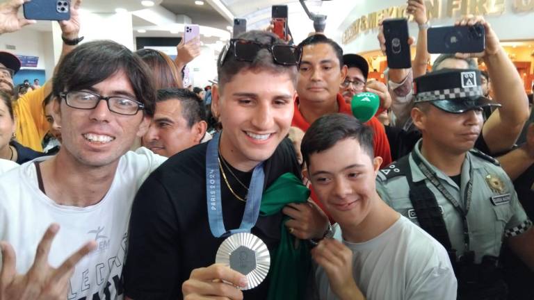 Marco Verde fue recibido como un héroe en el Aeropuerto Internacional de Mazatlán.