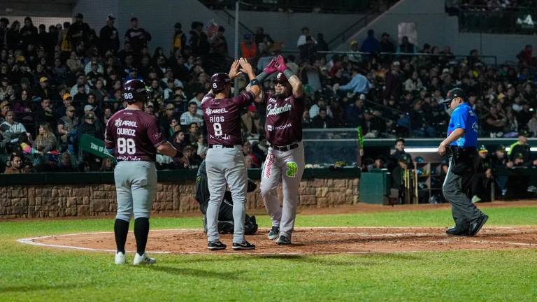 Sebastián Elizalde es recibido en el pentágono tras conectar su primer jonrón de la temporada.