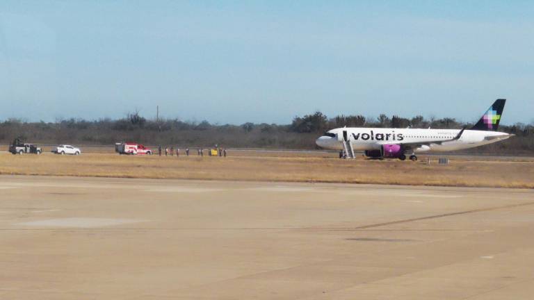 Personal de instituciones federales y bomberos revisaron en el aeropuerto de Mazatlán el avión de Volaris tras el reporte de una supuesta bomba.