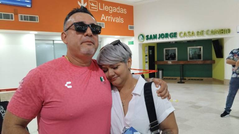 Radamés Hernández a su llegada a Mazatlán.