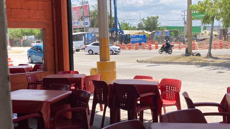 La construcción del puente está afectando a los negocios de la zona debido a los trabajos de día y noche, y el cierre de vialidades que impide el paso de los clientes.