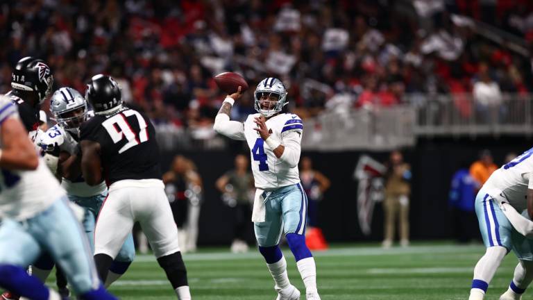 Dak Prescott salió del partido al final del tercer cuarto.