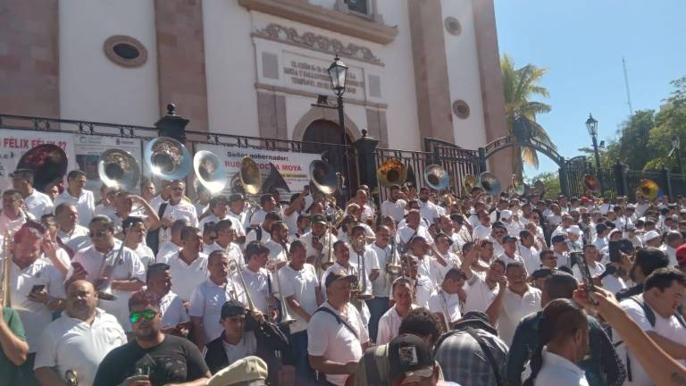 Cientos de músicos se reúnen afuera de la Catedral de Culiacán.