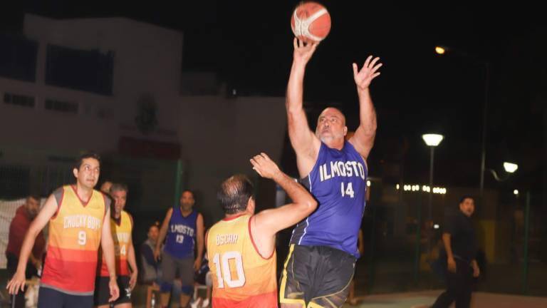 Buenos encuentros se observan en el baloncesto que se celebra en la cancha del Parque Lineal del Óscar Pérez Escobosa.