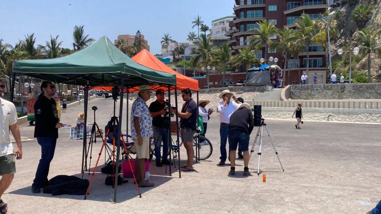 Turistas y locales observaron el fenómeno del “paso cenital del sol” en la explanada de la glorieta Sánchez Taboada, donde las sombras desaparecieron momentáneamente.