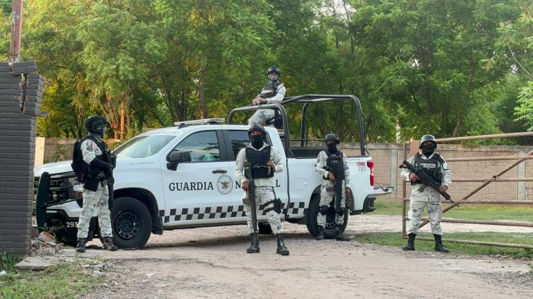 Militares y elementos de la Guardia Nacional y Policía Estatal se encuentran en la finca de Huertos del Pedregal, en Culiacán.