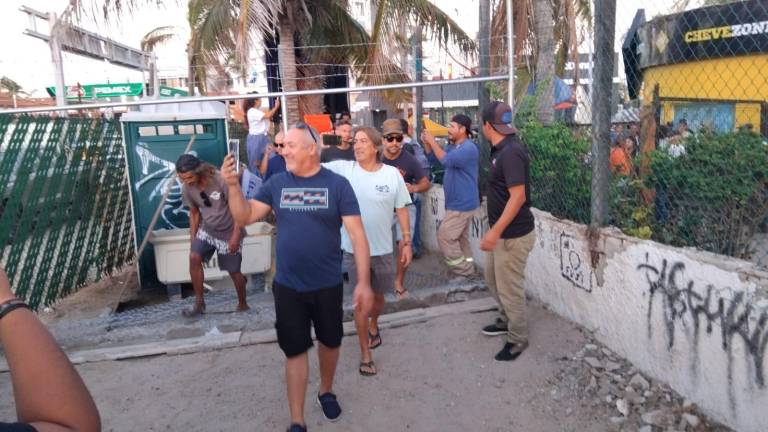 Un grupo de manifestantes, incluidos surfistas, vendedores de playa y otros colectivos, derribaron la reja que impedía el paso a la playa El Camarón.