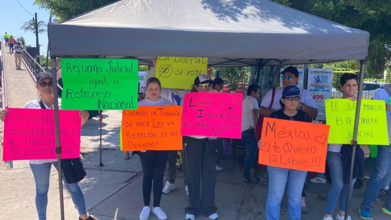 Con pancartas, lonas y megáfono en mano, trabajadores lanzaron consignas y corearon porras en contra de la aprobación de la Reforma Judicial.