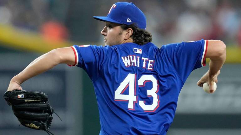 Los Rojos adquieren de los Rangers al derecho Owen White