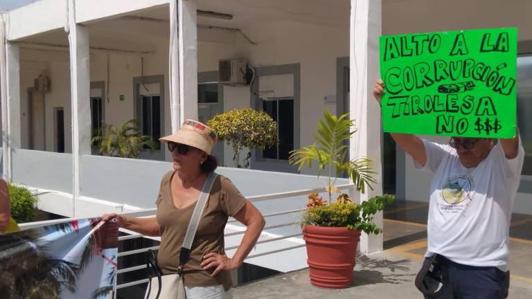 Se manifiestan colectivos en defensa del Faro y acceso a playas, ahora en Cabildo