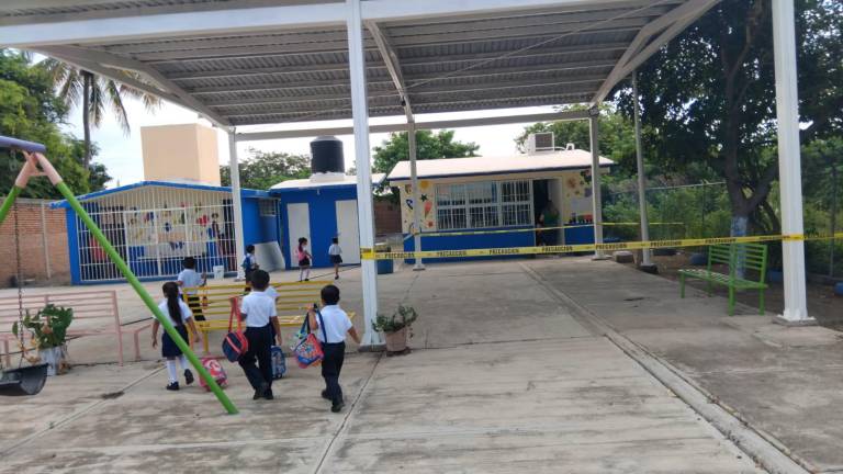 Se ha tenido que colocar cintas para evitar que los niños pasen por la zona de riesgo.