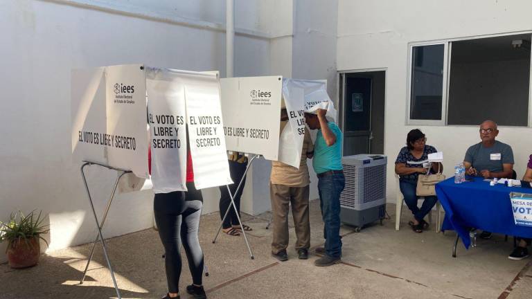 Cientos de militantes del PAN en Mazatlán acudieron a las urnas este domingo para votar en las elecciones internas del partido.