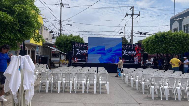 Instalación de sillas y pantalla en la colonia Montuosa de Mazatlán para ver la pelea por el oro de Marco Verde.