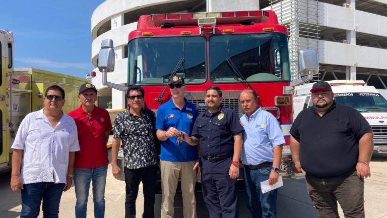 Bomberos Veteranos de Mazatlán reciben de manera simbólico donativo de camiones por parte de Rotarios de Canadá