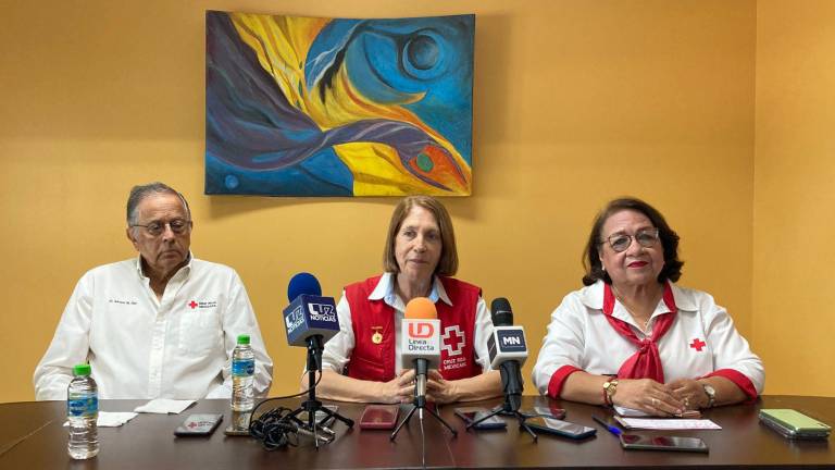 Alfonso Gil Díaz, Teresa Gallo de Gil y Laura Delia Hernández dan a conocer el desayuno pre-navideño recaudatorio en pro de Cruz Roja Mazatlán.