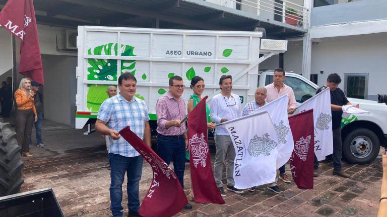 Autoridades de Mazatlán entrega nuevos vehículos al área de Servicios Públicos.